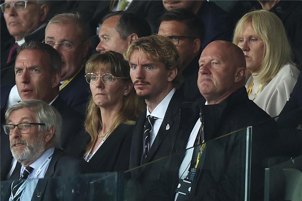 Nick Woltemade (M) verfolgt gebannt das Spiel seines neuen Teams.Nigel French/PA Wire/dpa
