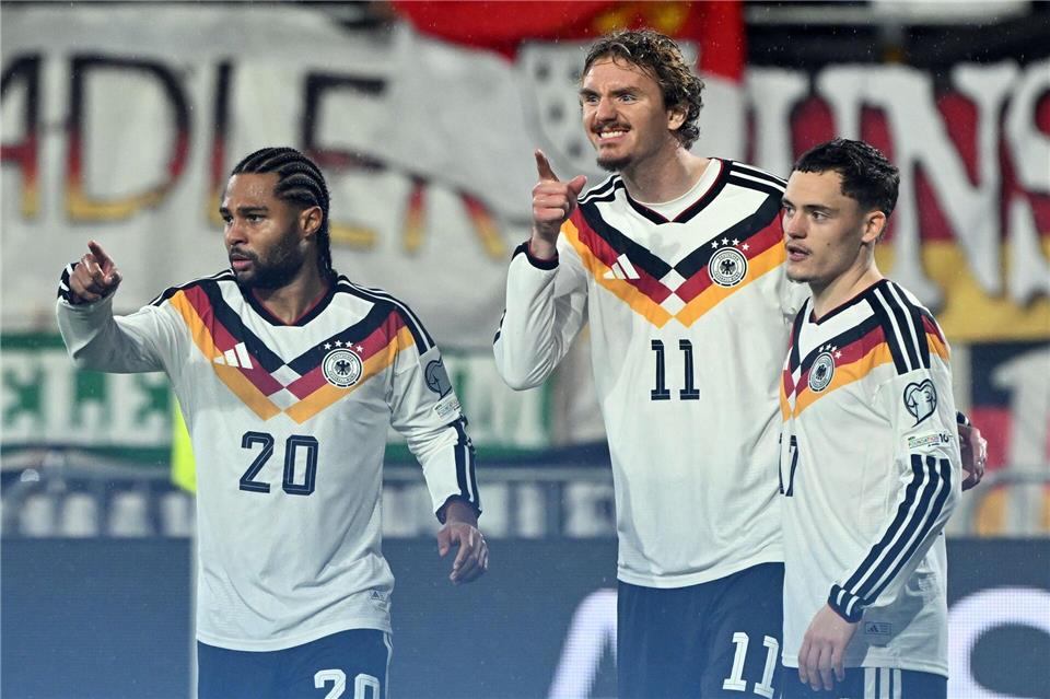 Nick Woltemade (Mitte) jubelt über eines seiner Tore.Federico Gambarini/dpa