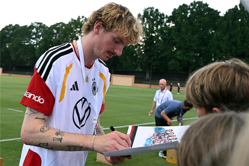 Nick Woltemade ist bei den Fans der DFB-Elf sehr beliebt. Federico Gambarini/dpa
