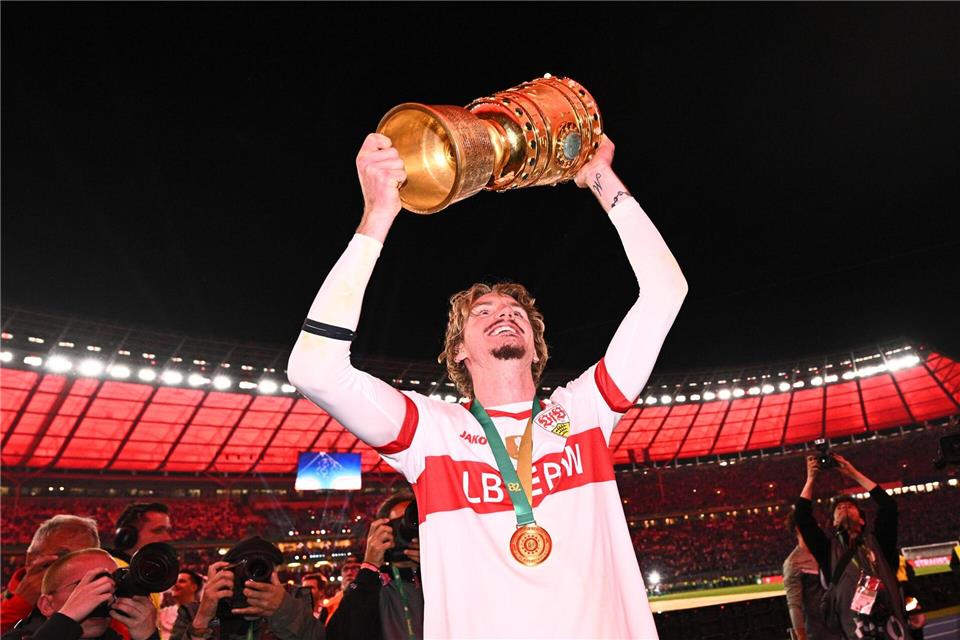 Nick Woltemade möchte mit der U21 Europameister werden - mit dem VfB hat er zum Abschluss der Saison einen Pokal gewonnen: den DFB-Pokal.Tom Weller/dpa