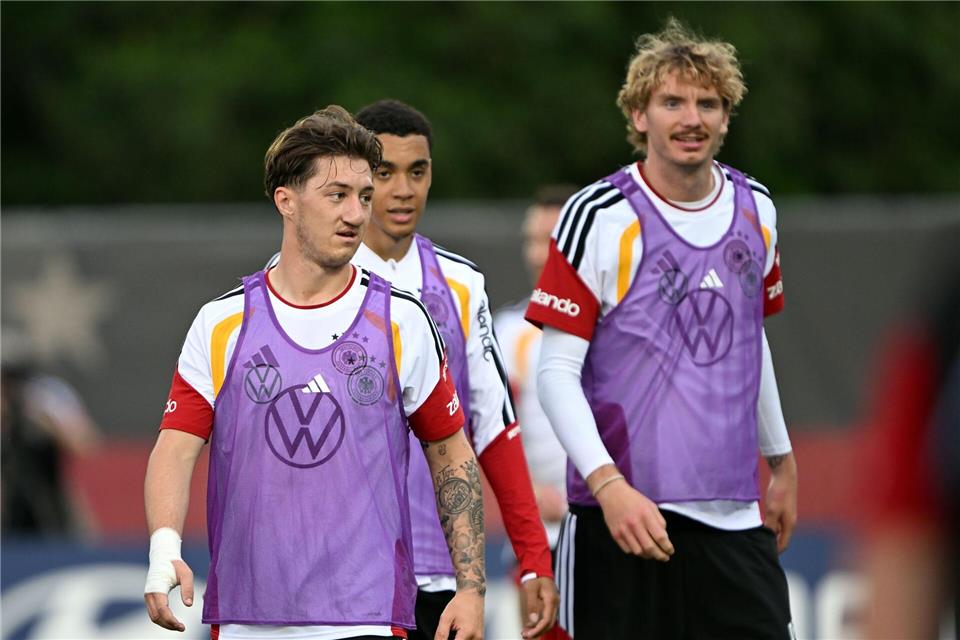 Nick Woltemade (r.) ist in der Nationalmannschaft nicht mehr in der Startelf gesetzt. Federico Gambarini/dpa