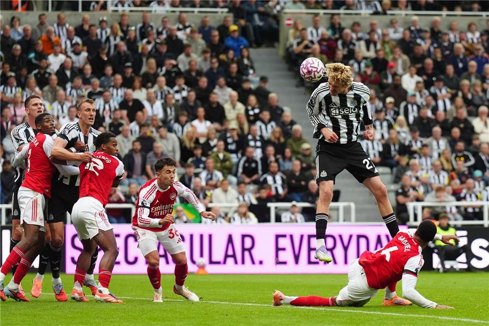Newcastle feiert „Big Nick“ - aber verliert Nick Woltemade steigt zum Kopfball hoch und trifft.Owen Humphreys/PA Wire/dpa