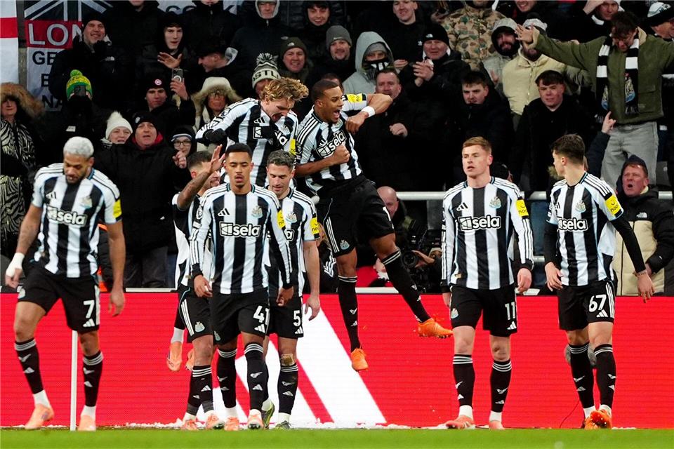 Nick Woltemade und Malick Thiaw (hinten) bejubeln das 2:0 von Newcastle.Owen Humphreys/PA Wire/dpa