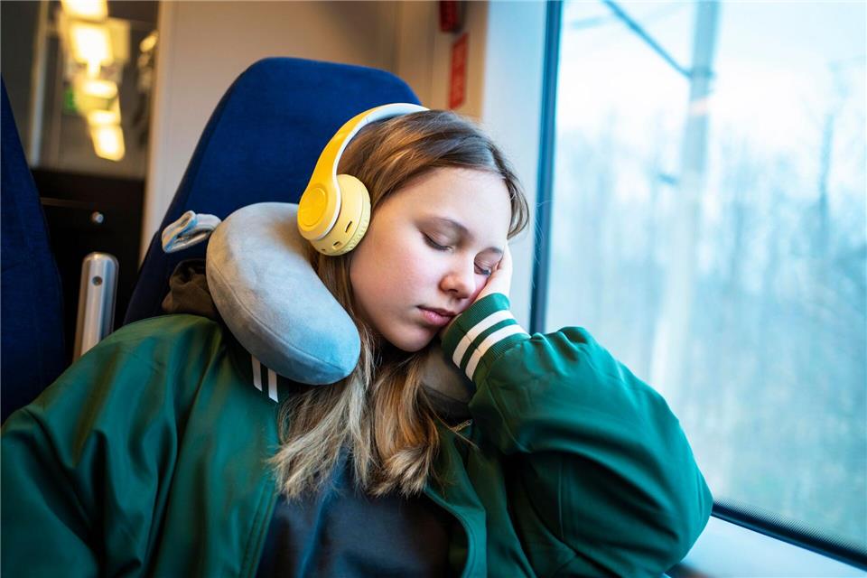 Nickerchen auf Reisen: Ein passendes Nackenkissen hilft dabei, dass der Hals nicht in eine unnatürliche Haltung gerät, wenn man im Sitzen wegdöst.picture alliance / Westend61