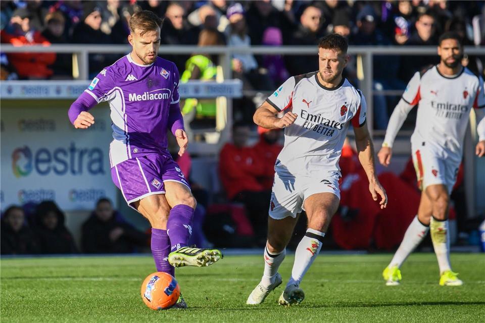 Niclas Füllkrug (M.) spielte mit der AC Mailand 1:1 in Florenz.Fabio Fagiolini/LiveMedia-IPA/ZUMA Press Wire/dpa