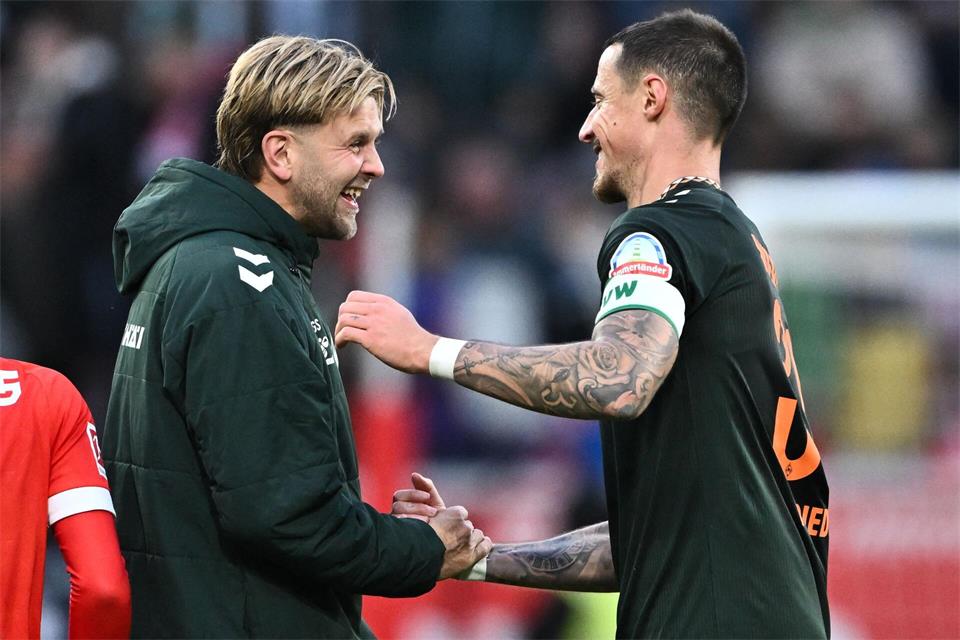 Niclas Füllkrug (l) sieht die Debatte um ein mögliches DFB-Comeback entspannt.Florian Wiegand/dpa