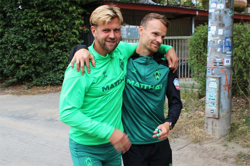 Niclas Füllkrug umarmt seinen ehemaligen Mitspieler Christian Groß bei seiner ersten Trainingseinheit seit seiner Rückkehr zu Werder.Kai Moorschlatt/dpa