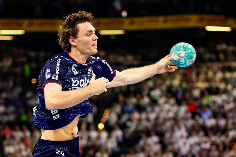 Niclas Kirkelökke freut sich mit Flensburg über den Heimsieg. (Archivbild)Frank Molter/dpa