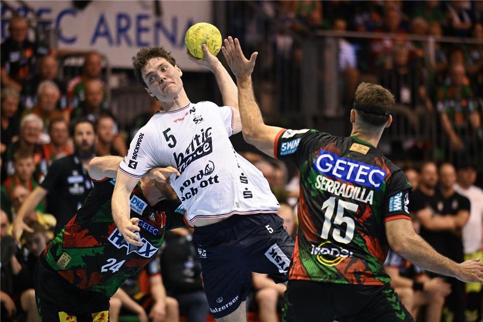 Niclas Kirkeløkke (M) verlässt die Flensburger Handballer 2027. (Archivbild)Hendrik Schmidt/dpa