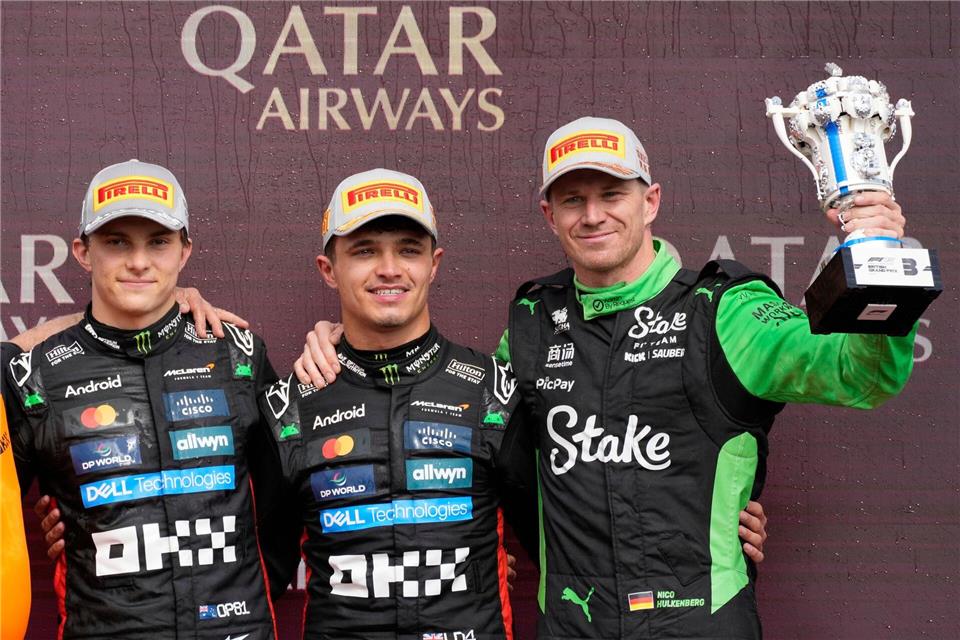 Nico Hülkenberg (r) schafft es im 239. Rennen erstmals auf ein Formel-1-Podium.Darko Bandic/AP/dpa