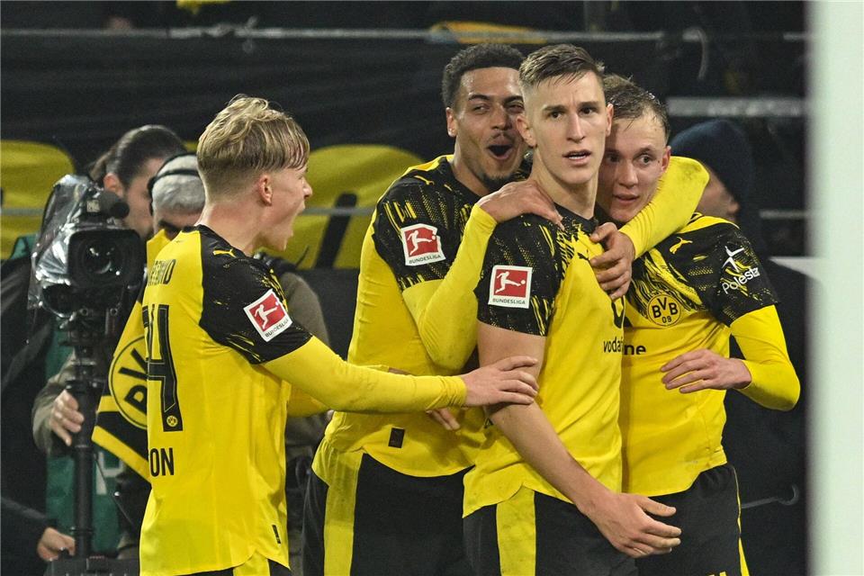 Nico Schlotterbeck (2.v.r.) genießt bei Trainer Niko Kovac hohes Ansehen.Bernd Thissen/dpa