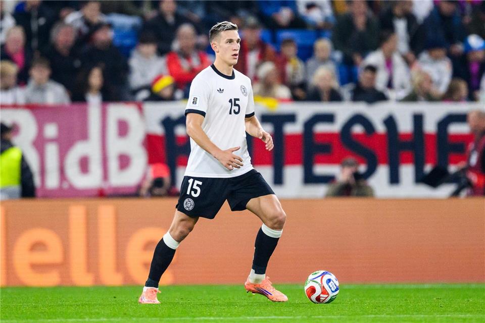 Beim Thema FC Bayern wird BVB-Profi Schlotterbeck wortkarg Nico Schlotterbeck am Ball bei seinem Länderspiel-Comeback gegen Luxemburg.Tom Weller/dpa