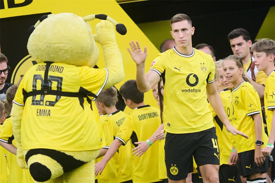 Nico Schlotterbeck fehlt dem BVB seit der Fußball-WM verletzungsbedingt. (Archivbild)Bernd Thissen/dpa