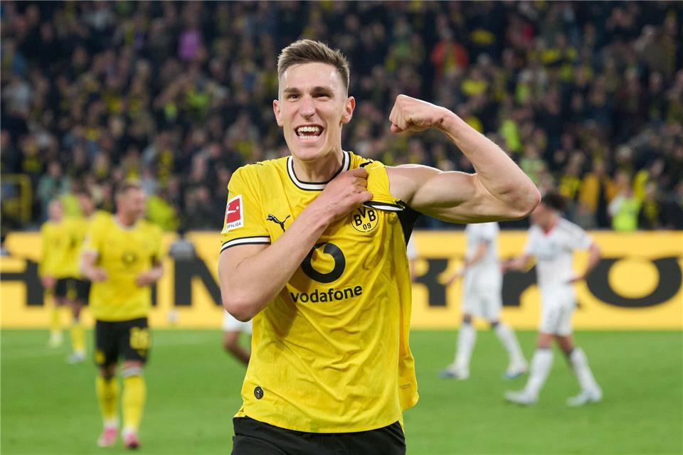 Nico Schlotterbeck jubelt über seinen Treffer zum 2:1. Bernd Thissen/dpa