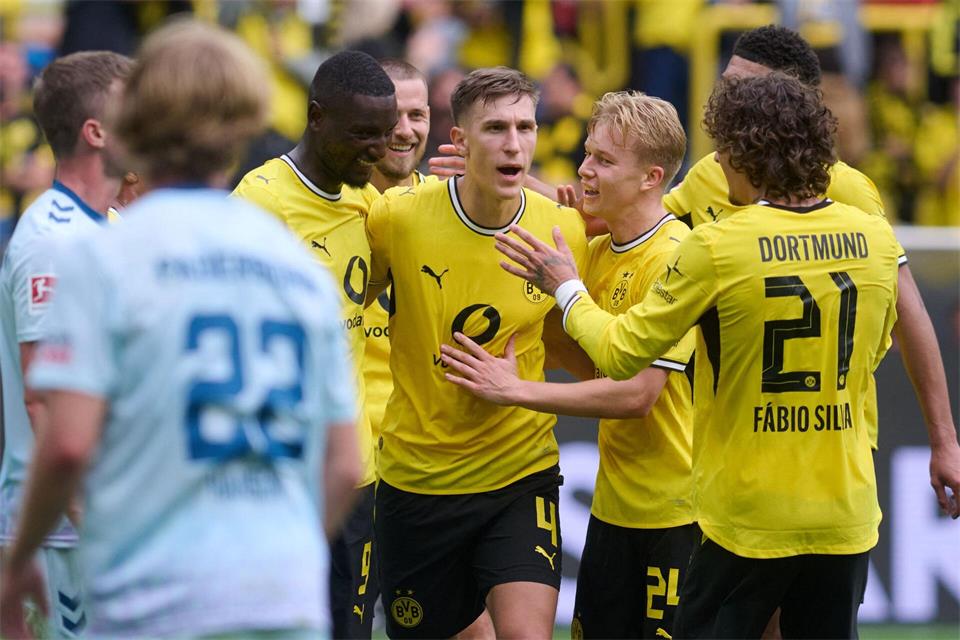 Nico Schlotterbeck jubelt wieder auf dem Platz mit seinen Teamkollegen.Bernd Thissen/dpa