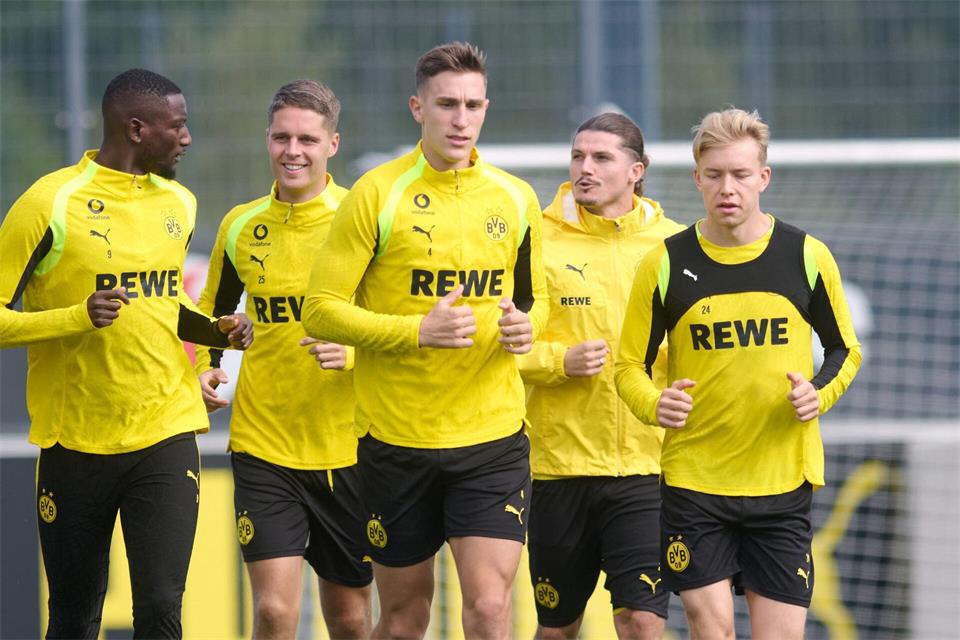 Nico Schlotterbeck könnte schon bald sein Comeback für den BVB geben. Bernd Thissen/dpa