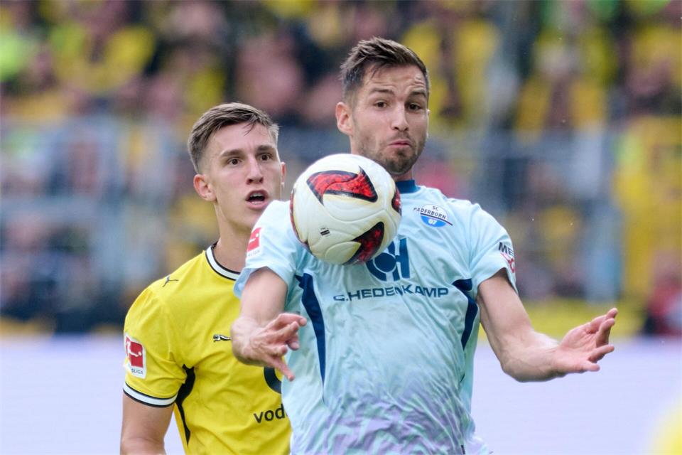 Nico Schlotterbeck (l) bestritt erstmals seit der WM wieder ein Pflichtspiel.Bernd Thissen/dpa