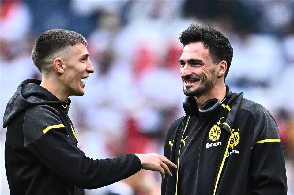 Nico Schlotterbeck (l) und Mats Hummels waren Abwehrkollegen bei Borussia Dortmund. (Archivbild)Tom Weller/dpa
