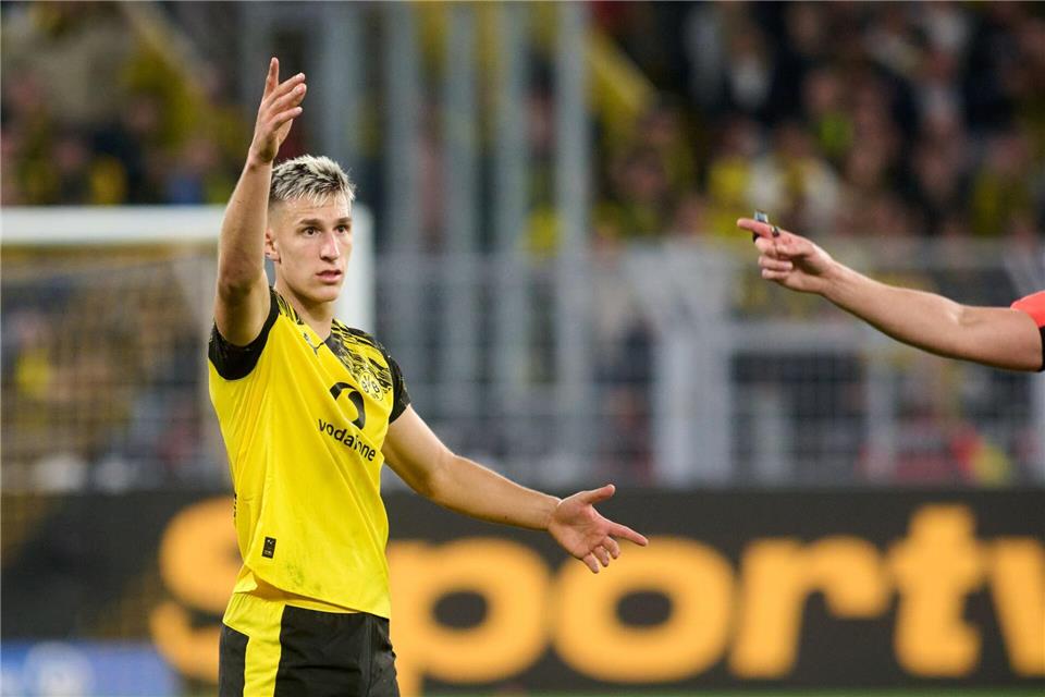 Wichtig für BVB und Nagelsmann: Schlotterbeck ist wieder da Nico Schlotterbeck lenkt das Dortmunder Spiel von hinten.Bernd Thissen/dpa