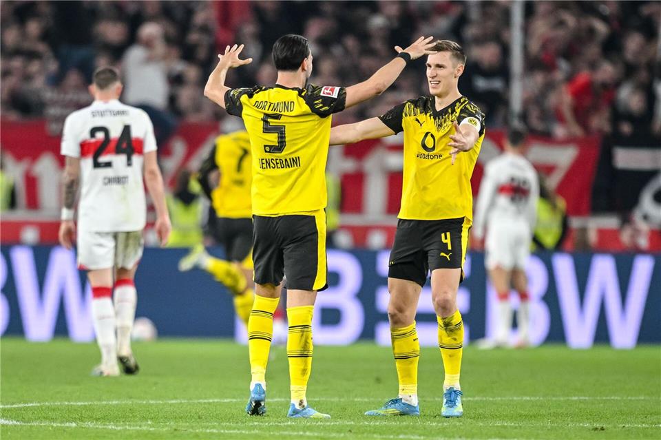 Nico Schlotterbeck (r) jubelt über den Sieg in Stuttgart.Harry Langer/dpa