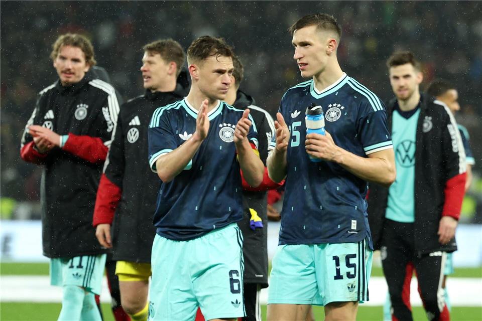 Nico Schlotterbeck (r.) spricht auf dem Platz mit DFB-Kapitän Joshua Kimmich. Christian Charisius/dpa