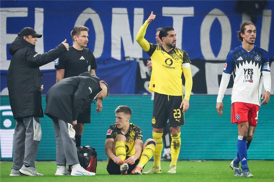 Nico Schlotterbeck (sitzend) hat sich am Fuß verletzt. (Archivbild)Christian Charisius/dpa