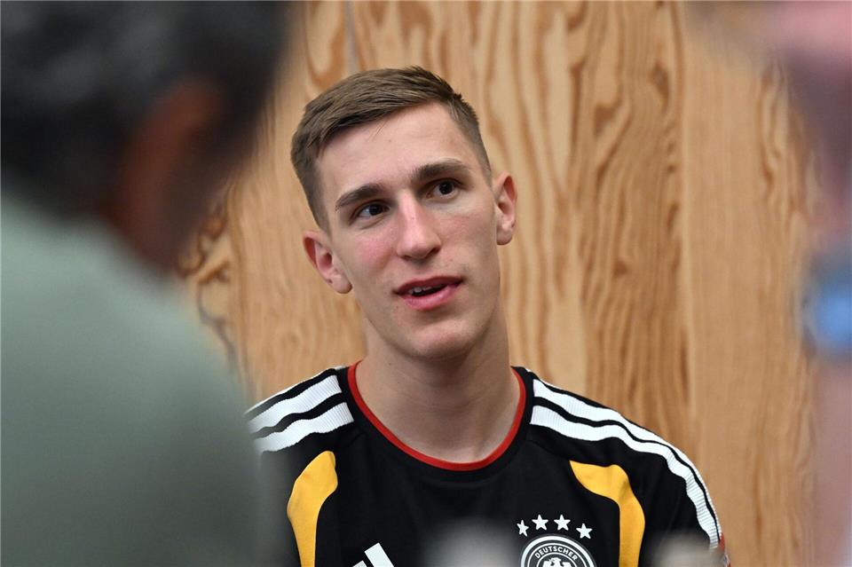 Nico Schlotterbeck spricht im DFB-Quartier. Federico Gambarini/dpa
