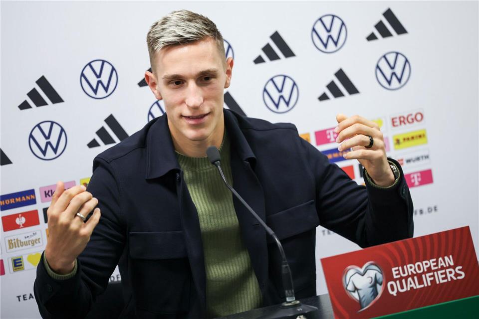 Beim Thema FC Bayern wird BVB-Profi Schlotterbeck wortkarg Nico Schlotterbeck spricht im Windsor Park von Belfast.Christian Charisius/dpa