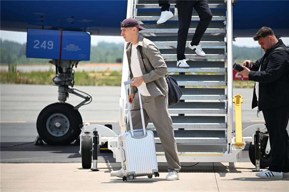 Nico Schlotterbeck steigt aus dem DFB-Flieger. Federico Gambarini/dpa