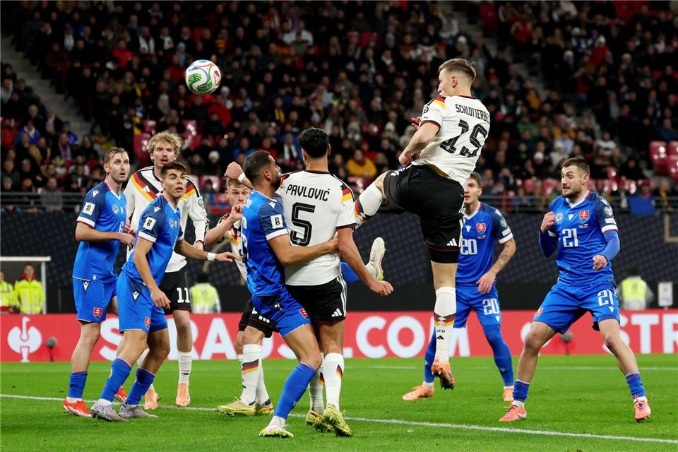 Nico Schlotterbeck steigt zum Kopfball hoch. (Archivbild)Christian Charisius/dpa