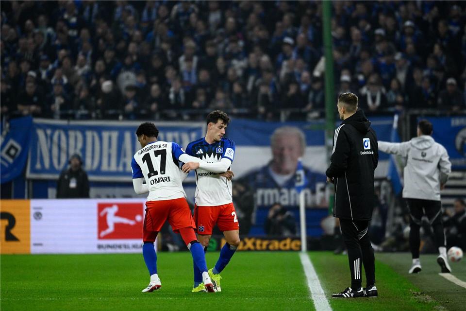 Nicolás Capaldo (Hamburger SV) wird nach seiner Verletzung in der Partie gegen Leipzig von Warmed Omari ersetzt.Gregor Fischer/dpa