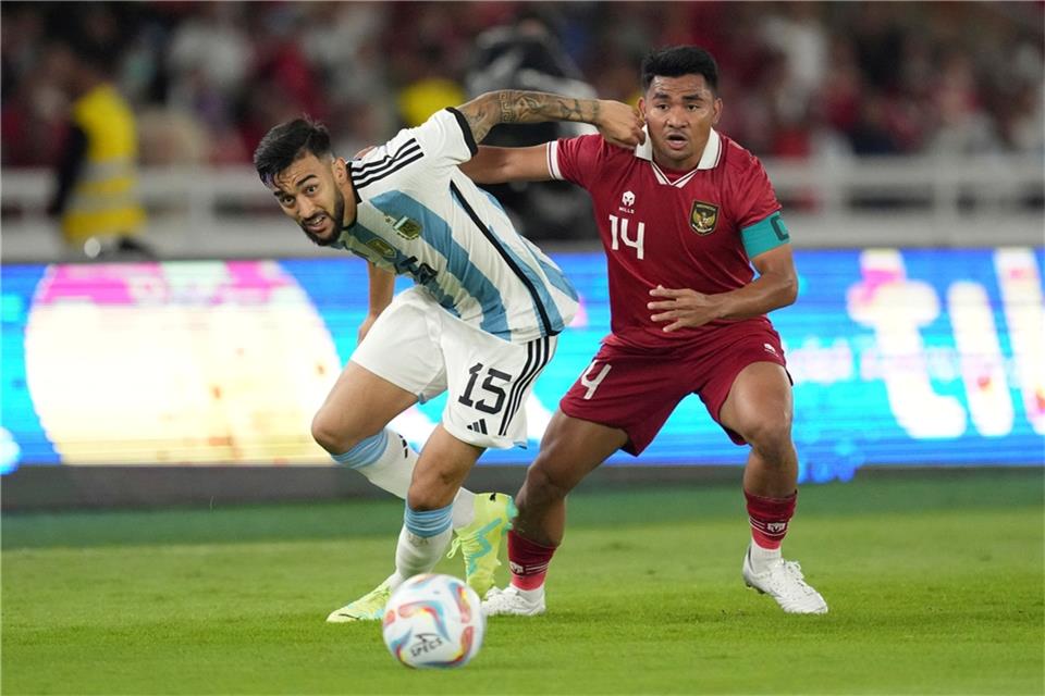 Nicolas Gonzales (l) und Argentinien verbuchen in der Generalprobe vor der WM-Qualifikation ein Erfolgserlebnis.