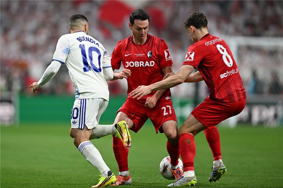Nicolas Höfler (M.) spielt künftig für die zweite Mannschaft des SC Freiburg.Mustafa Alkac/dpa