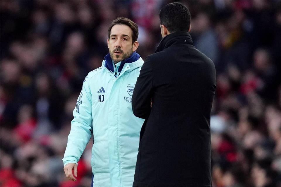 Nicolas Jover (l) ist der Standardtrainer des FC Arsenal. (Archivbild)John Walton/PA Wire/dpa