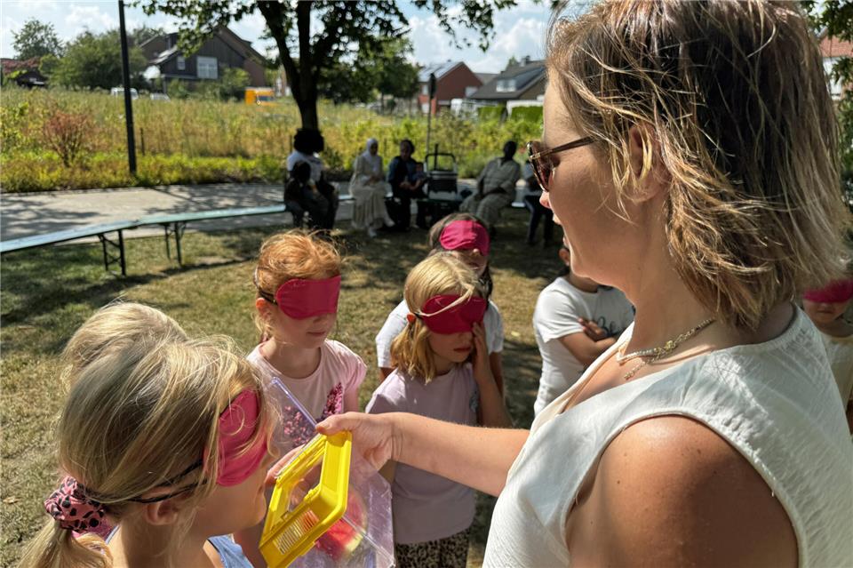 Nicole Höbing, die Integrationsbeauftragte der Gemeinde, testete die Empfindlichkeit der Nasen der Kinder.