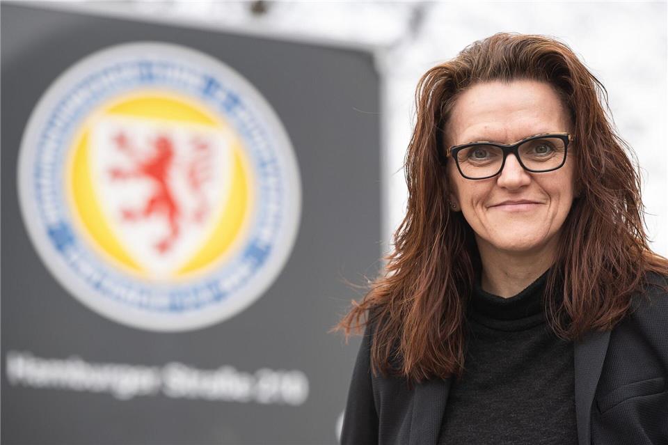 Eintracht Braunschweig trauert um Stadionsprecher Nicole Kumpis und Eintracht Braunschweig trauern im Stadionsprecher Frank Kornath.Swen Pförtner/dpa