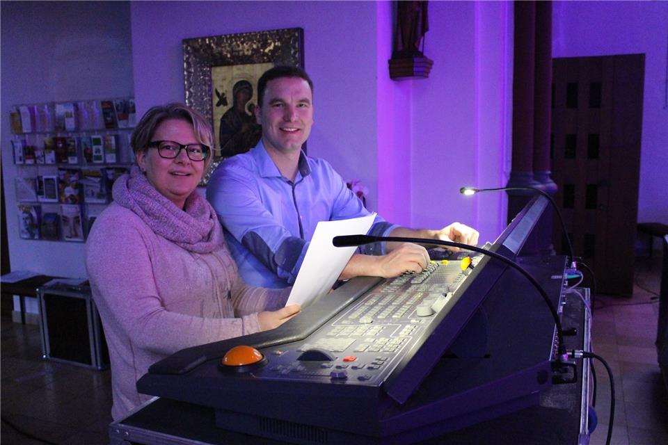 Nicole Paß vom Orgateam und Johannes Gülker bereiten die Technik am großen Mischpult vor.