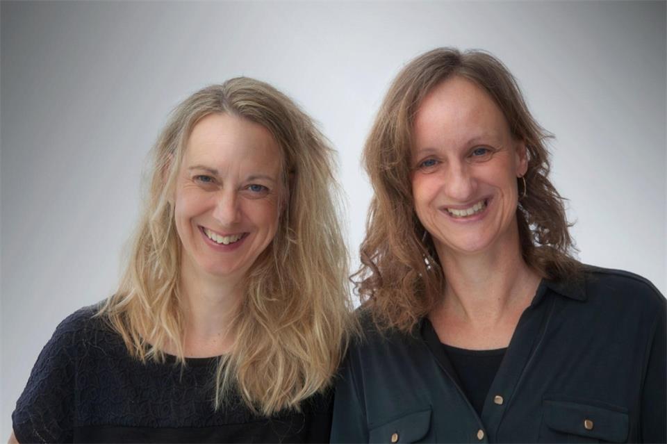 Nicole Roling-Brügging (links) und Nadine Schreiber (rechts) schreiben schon seit über zehn Jahren gemeinsam Kinderbücher.