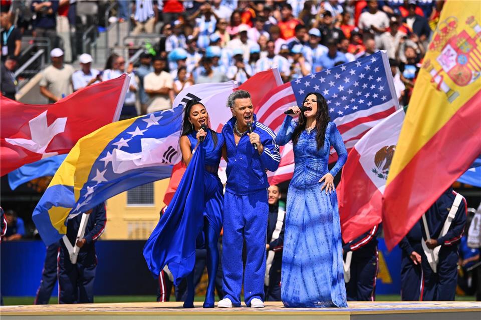 Nicole Scherzinger (l-r), Robbie Williams und Laura Pausini treten vor dem Finale auf. Tom Weller/dpa
