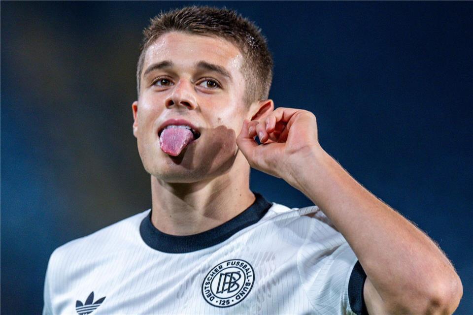 Nicolo Tresoldi von der U21-Nationalmannschaft jubelt über seinen Treffer gegen Lettland zum 3:0.Jens Büttner/dpa