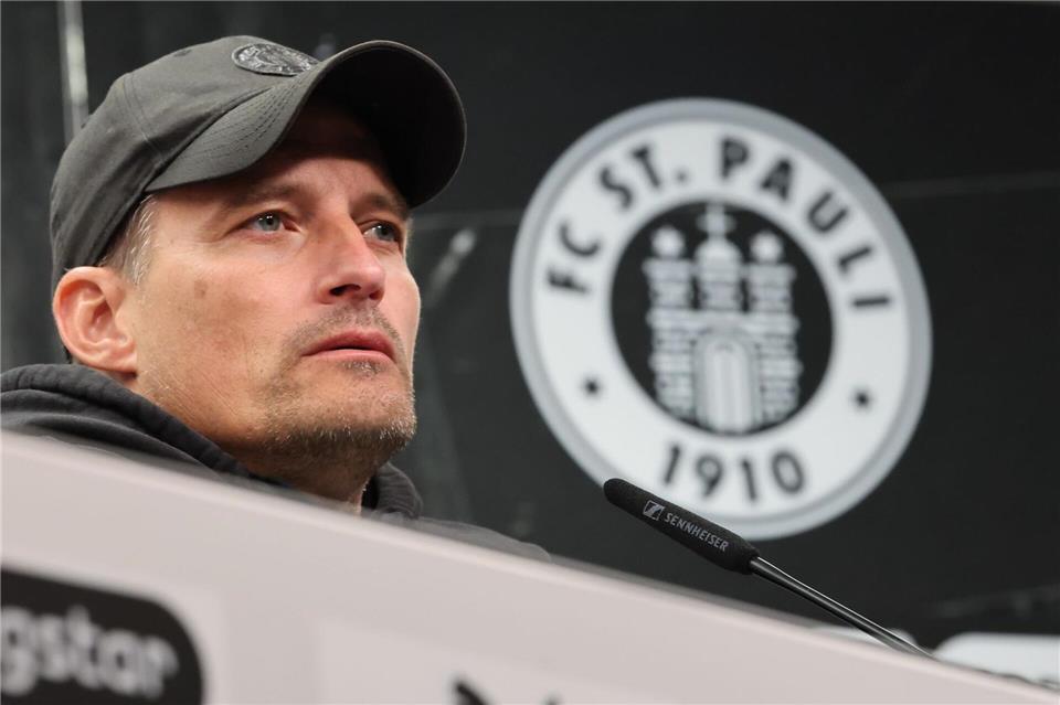 Niedergeschlagen, erschöpft, nachdenklich: FC St. Paulis Trainer Alexander Blessin nach dem Abstieg. Christian Charisius/dpa