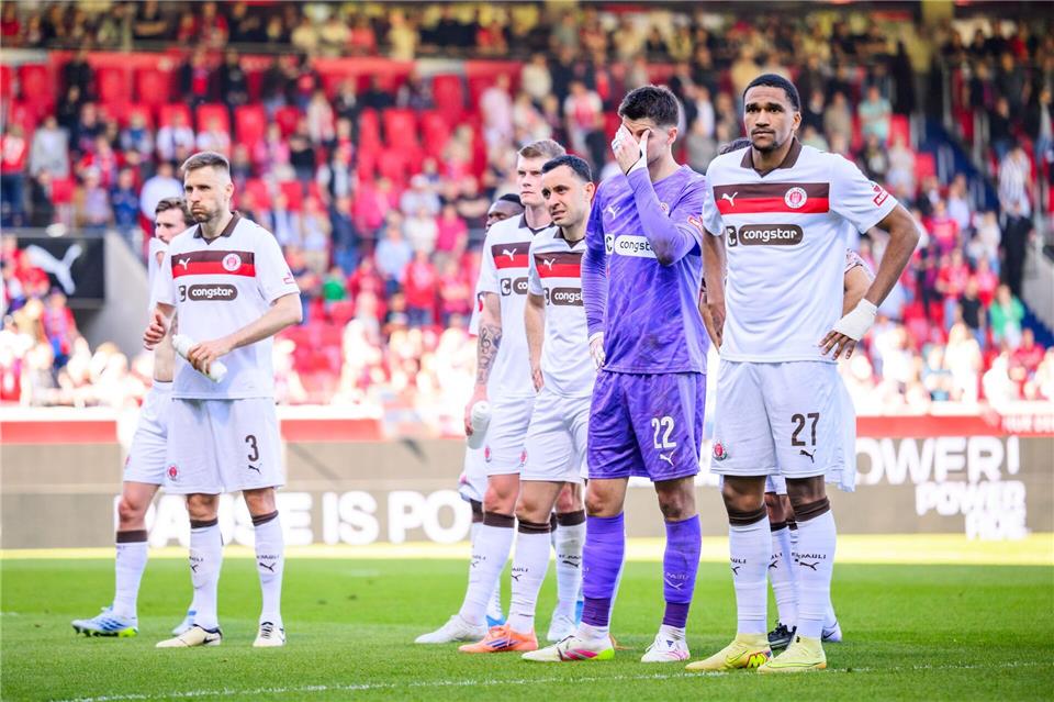 Niedergeschlagen nach dem Dämpfer in Heidenheim: die Mannschaft des FC St. PauliTom Weller/dpa