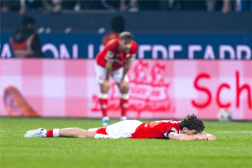 Niedergeschlagen nach der knappen Niederlage: Lauterns Leon Robinson liegt am Boden. David Inderlied/dpa
