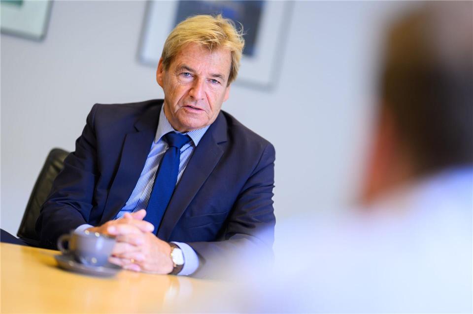 Niedersachsenmetall-Chef Schmidt warnt, dass die Sozialabgaben bis 2030 auf 50 Prozent steigen könnten – mit Folgen für Arbeitnehmer und Unternehmen.Julian Stratenschulte/dpa