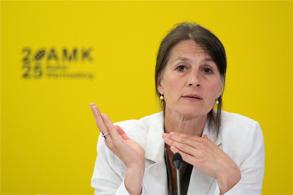 Ministerium: „Weit weg“ von landesweiter Stallpflicht  Niedersachsens Agrarministerin Staudte hat Verständnis für Landkreise, die die Stallpflicht verhängen. (Archivbild)Soeren Stache/dpa