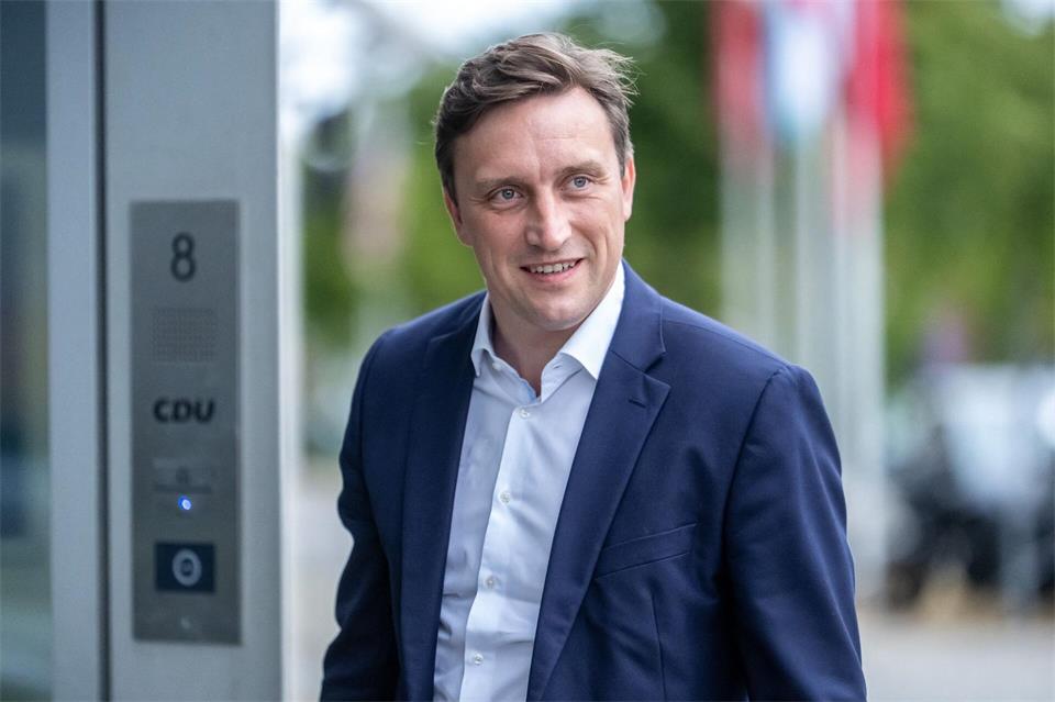 Niedersachsens CDU-Landeschef Sebastian Lechner kommt nach den Landtagswahlen in Berlin und Mecklenburg-Vorpommern am Konrad-Adenauer-Haus – der Bundeszentrale der CDU – zur Sitzung des CDU-Präsidiums an.Michael Kappeler/dpa