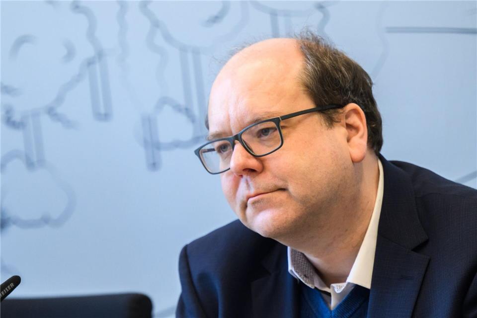 Niedersachsens Energieminister Christian Meyer warnt davor, den Ausbau erneuerbarer Energien auszubremsen. (Archivbild)Julian Stratenschulte/dpa