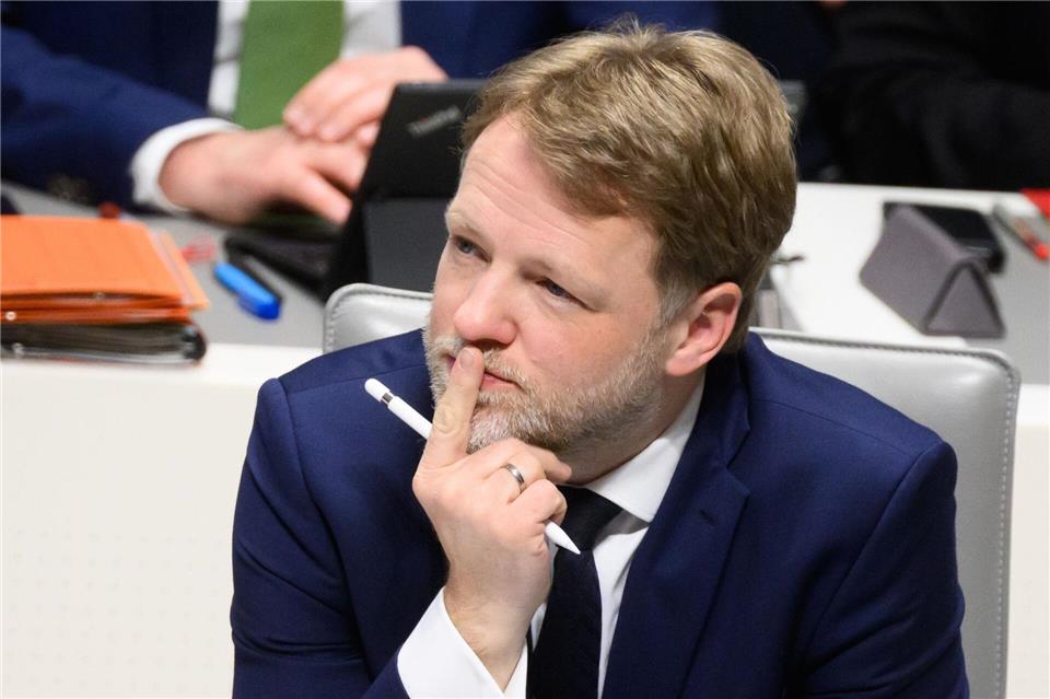 Niedersachsens Finanzminister Heere erwartet für 2025 und 2026 kaum zusätzlichen Spielraum für Mehrausgaben. (Archivbild)Julian Stratenschulte/dpa