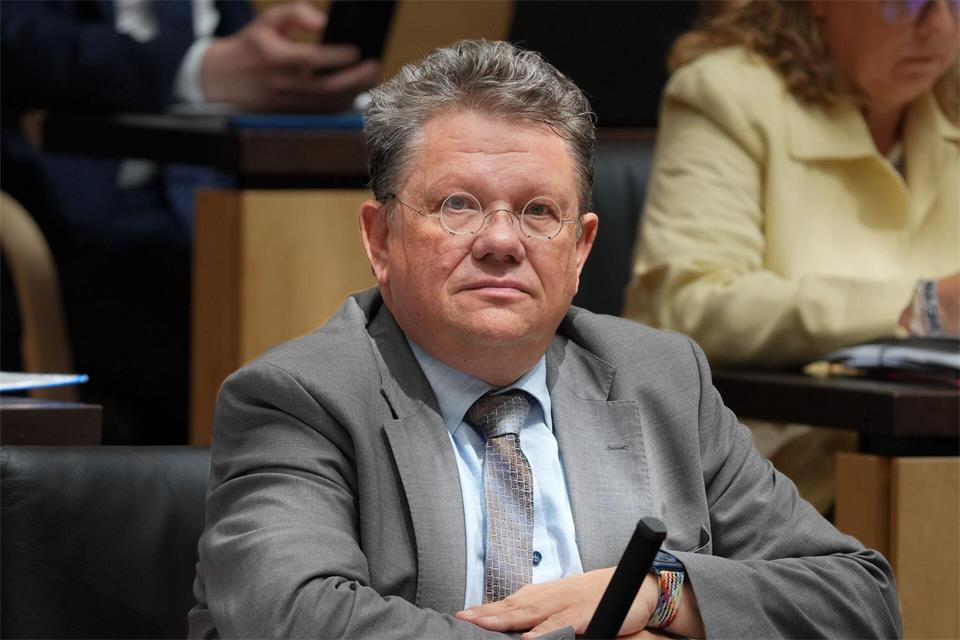 Niedersachsens Gesundheitsminister Andreas Philippi drängt schon länger auf eine Steuer auf zuckerhaltige Getränke wie Energydrinks. (Archivbild)Soeren Stache/dpa