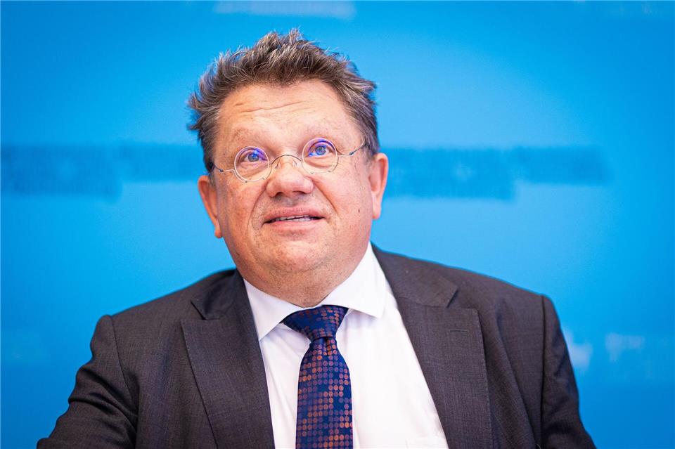 Niedersachsens Gesundheitsminister Philippi fordert grundlegende Änderungen an den Reformplänen zur Pflege. (Archivbild)Moritz Frankenberg/dpa